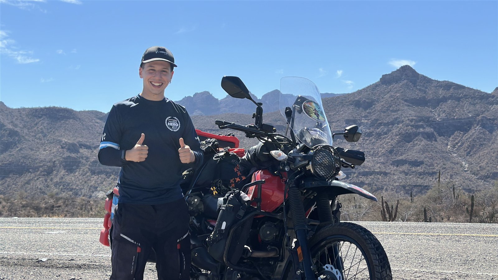 Thomas Villaverde en la ruta, junto a su moto